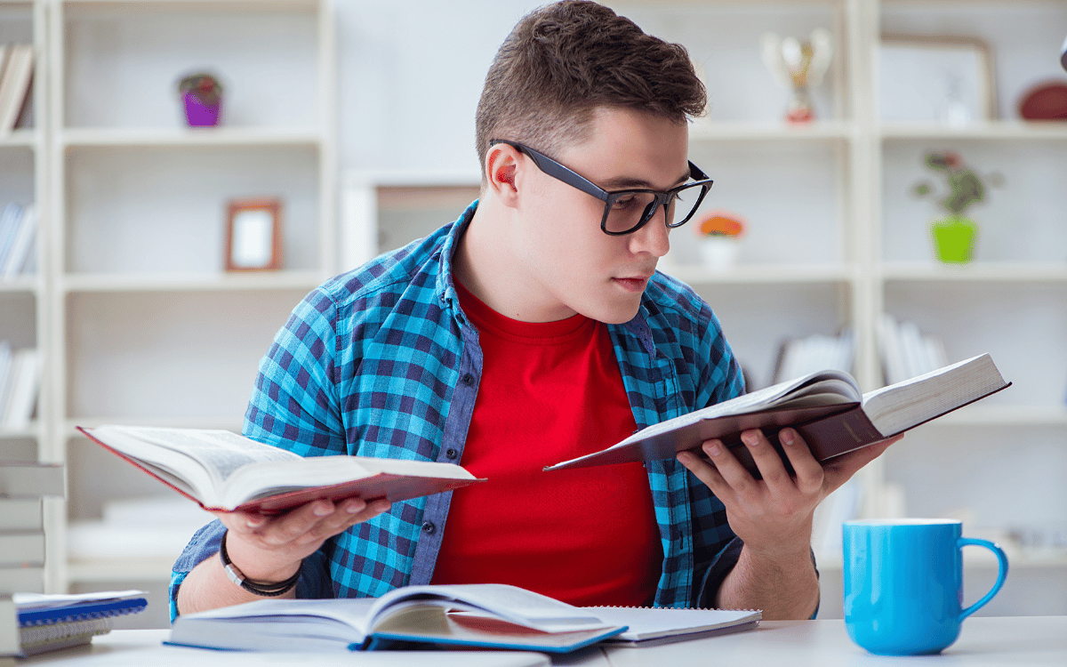 Alumna preparando el temario con un preparador para las oposiciones de educación infantil