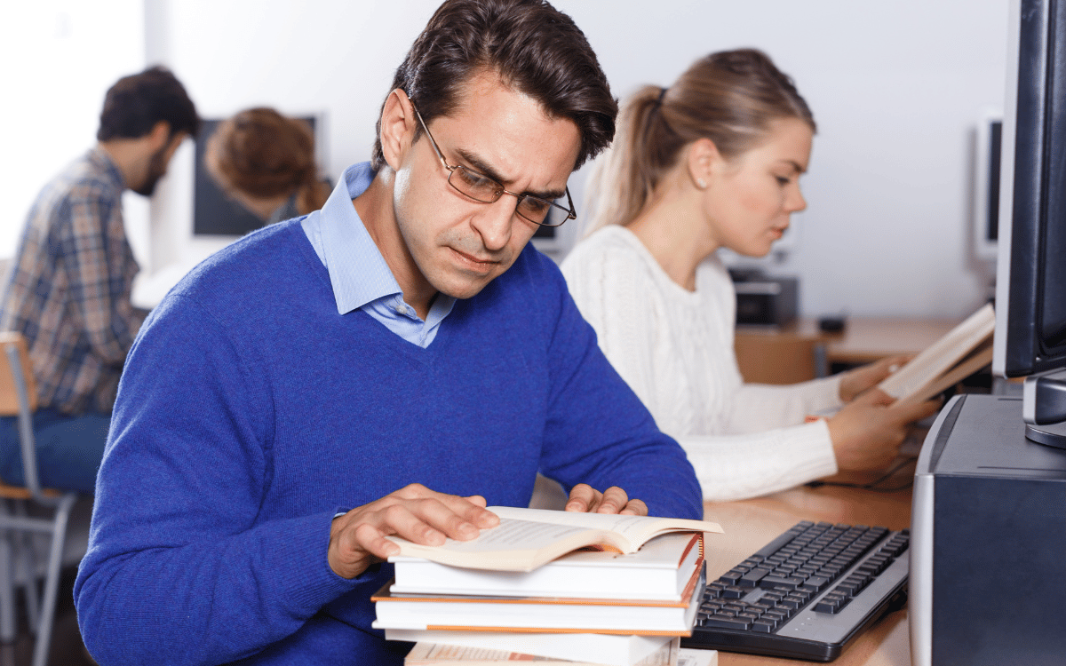Alumnos estudiando en una academia para las oposiciones de audición y lenguaje