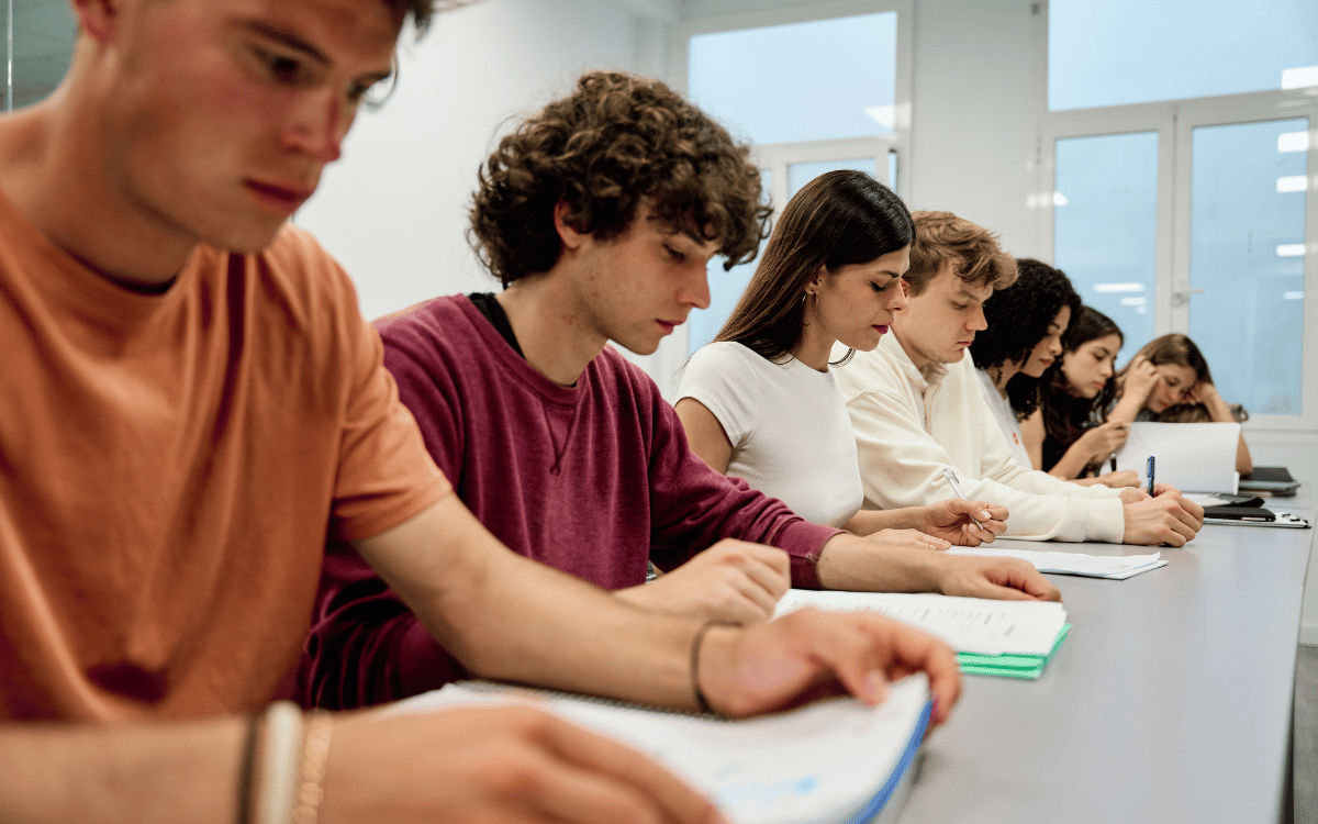 Estudio del temario tras conocer los requisitos de las oposiciones de primaria en Madrid